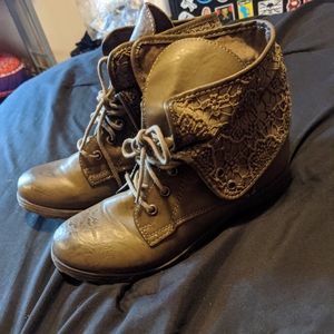 Combat boots